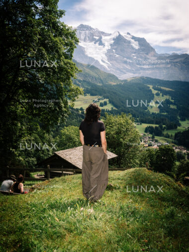 Janica Irina Madjar mit Blick auf die Jungfrau