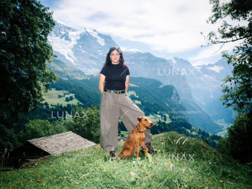 Janica Irina Madjar mit Fred vor der Jungfrau